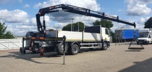 Żuraw HDS opiera się na układzie hydraulicznym. Pompa hydrauliczna, napędzana silnikiem pojazdu, zwiększa ciśnienie cieczy roboczej (oleju), która następnie przekazuje energię mechaniczną do ruchomych elementów żurawia, takich jak wysięgniki czy podpory. Operator kontroluje ruchy urządzenia za pomocą dźwigni lub pilota