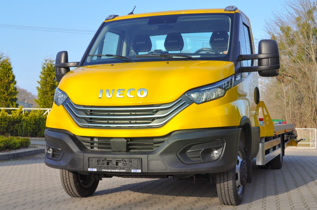 Żółta Autolaweta Iveco Daily Obrazek Główny