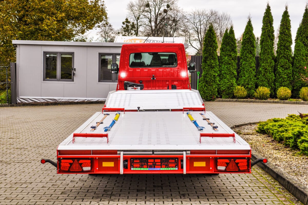 Czerwona auto laweta Renault Master Obrazek Główny