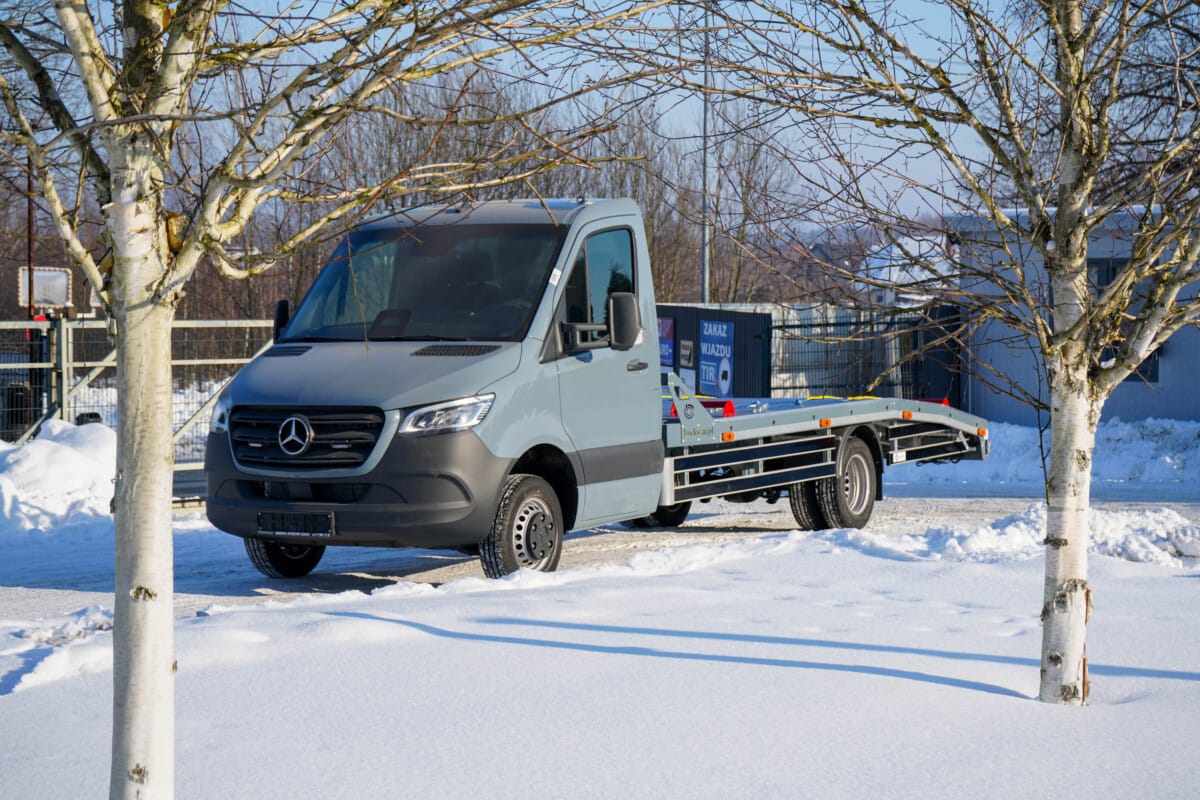 Szara Autolaweta Mercedes Sprinter Obrazek Główny