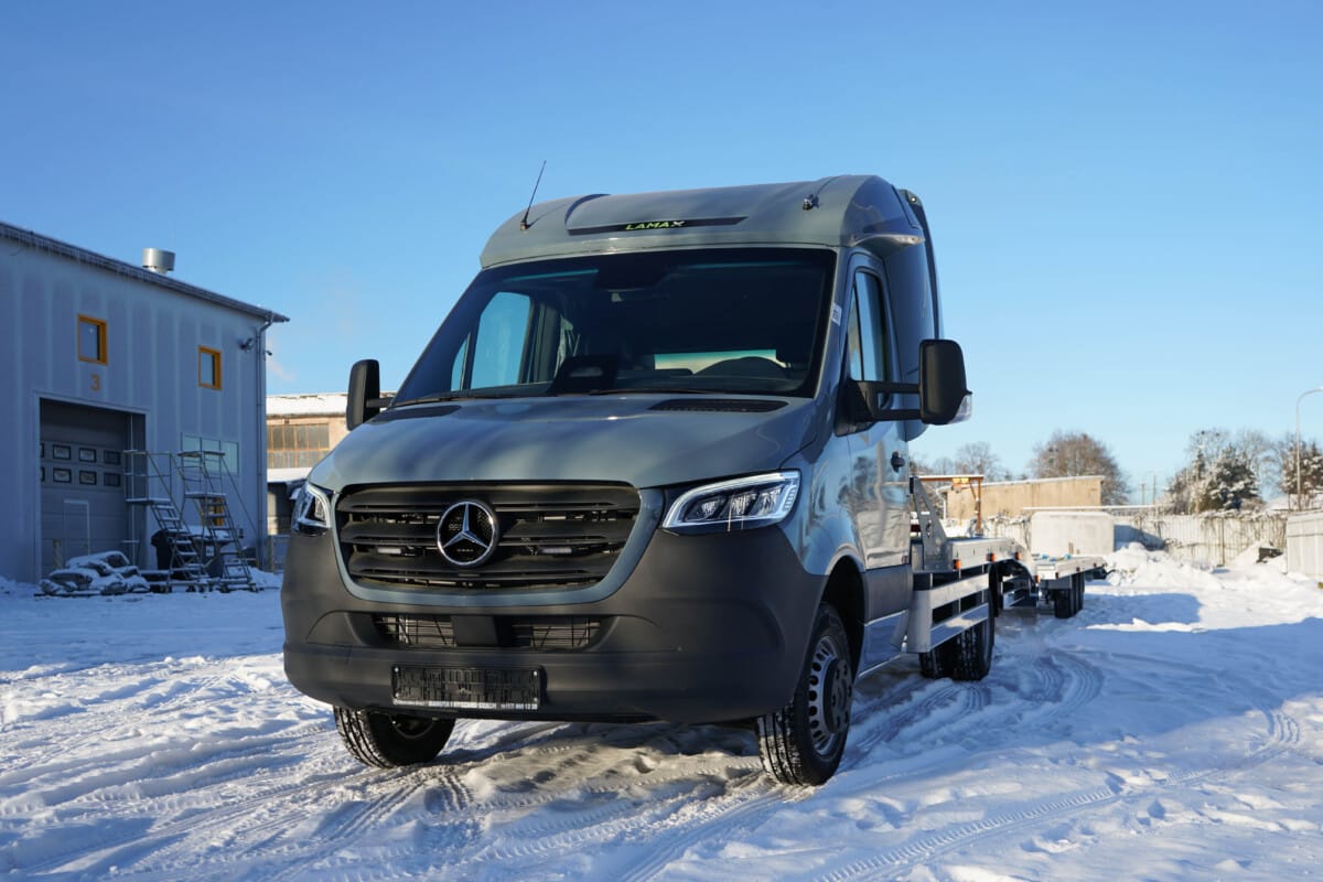 Szara Autolaweta Mercedes Sprinter Obrazek Główny